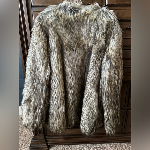 Vince Camuto faux fur coat - Picture 5 of 6